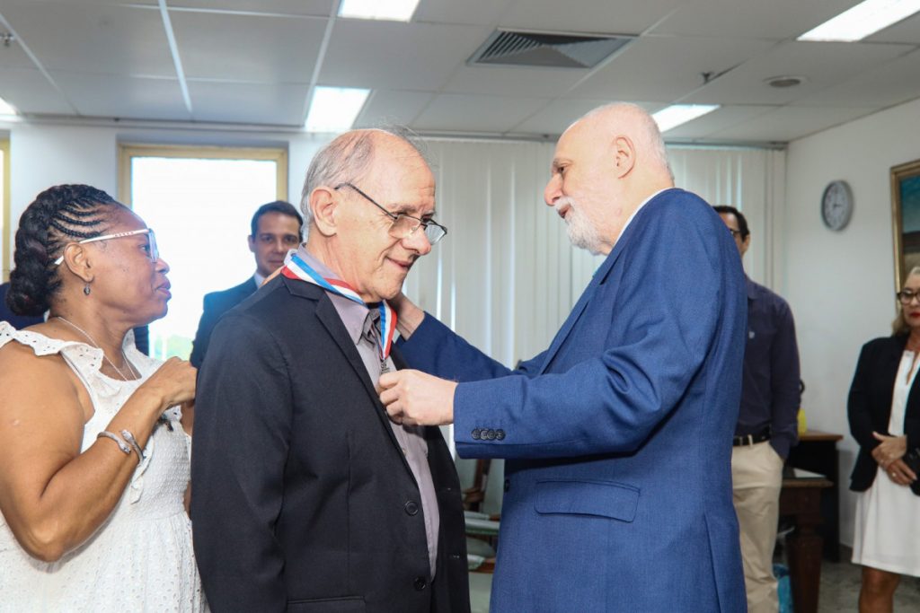Presidente do TJBA condecora o Servidor Carlos Alberto Carrillo com a Medalha 410 anos  