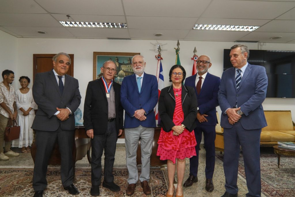 Presidente do TJBA condecora o Servidor Carlos Alberto Carrillo com a Medalha 410 anos  
