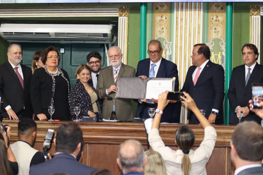 Presidente do TJBA recebe a Medalha Thomé de Souza da Câmara de Vereadores de Salvador  