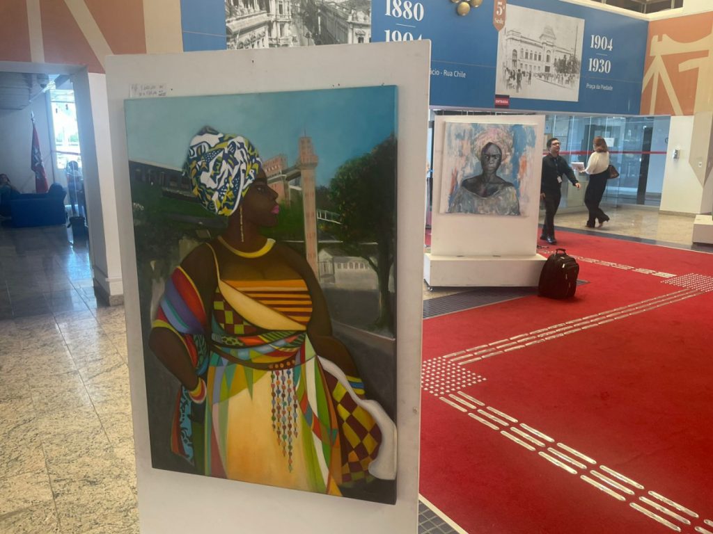 Artista plástico Dimas Gomes expõe pinturas alusivas ao Dia da Consciência Negra no TJBA  