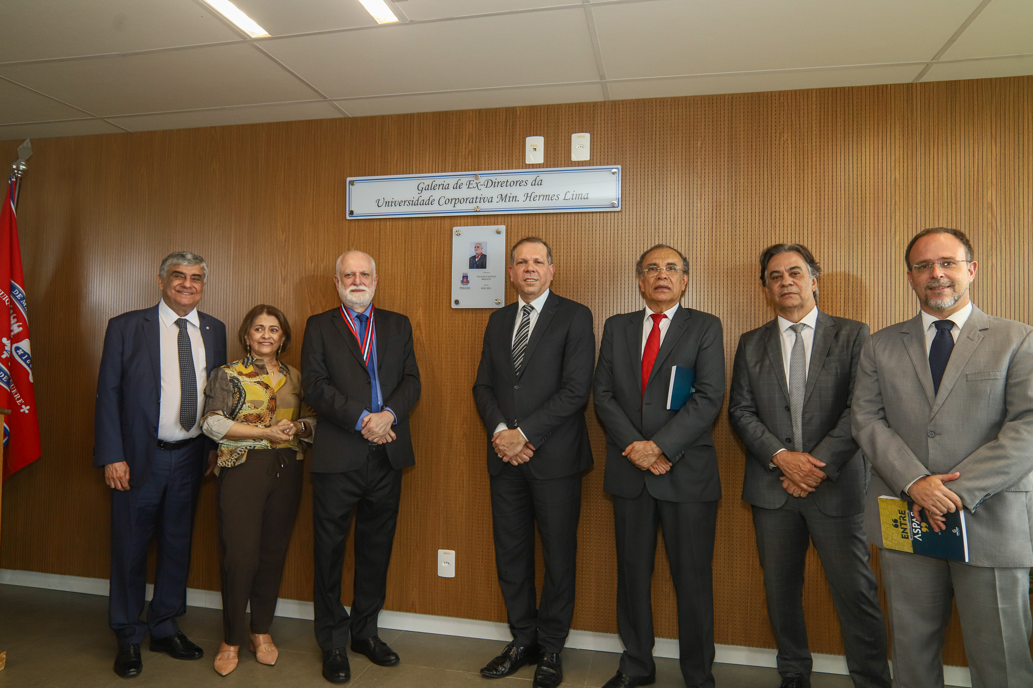 Presidente do TJBA recebe Medalha do Mérito em Educação Judicial Mário Albiani durante lançamento da 10ª edição da Revista Entre Aspas  
