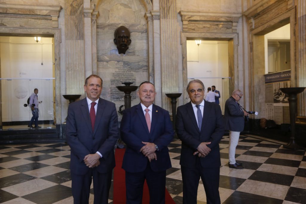 TJBA recebe Presidente e Vice-Presidente do STF para visita à cripta de Ruy Barbosa   