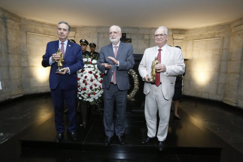 TJBA recebe Presidente e Vice-Presidente do STF para visita à cripta de Ruy Barbosa   