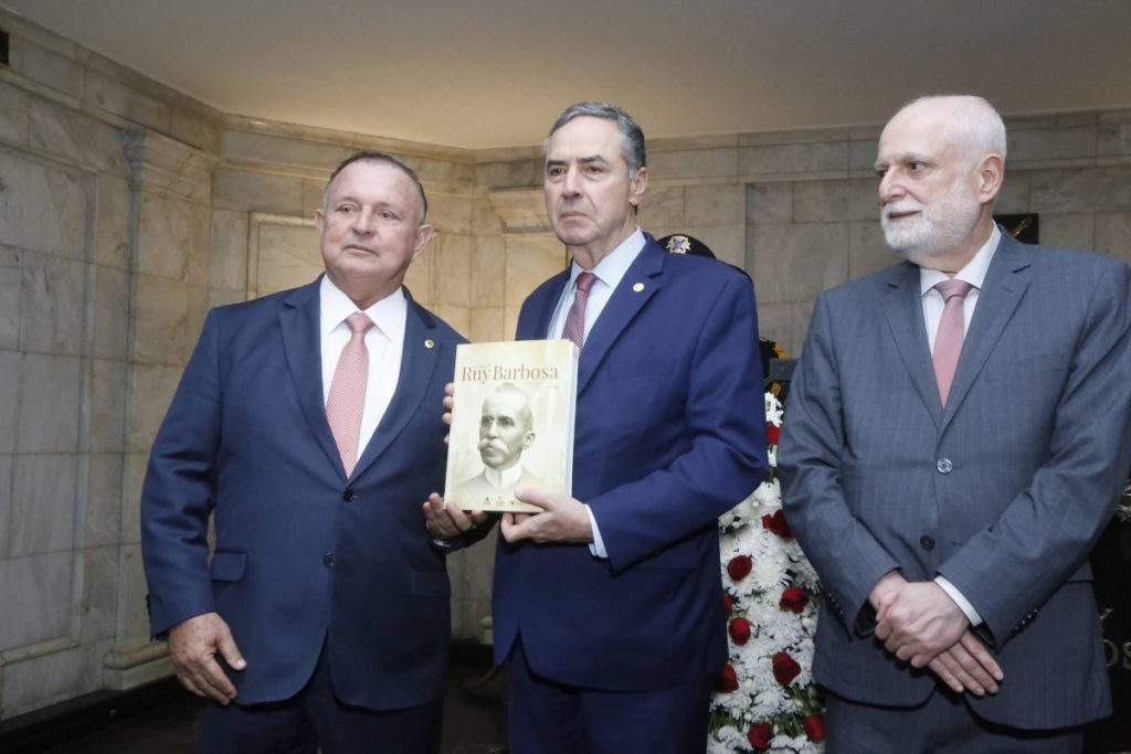 TJBA recebe Presidente e Vice-Presidente do STF para visita à cripta de Ruy Barbosa   