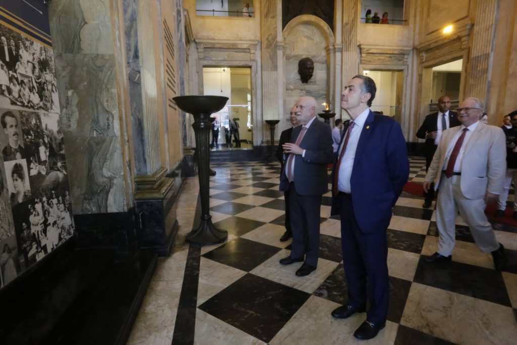 TJBA recebe Presidente e Vice-Presidente do STF para visita à cripta de Ruy Barbosa   