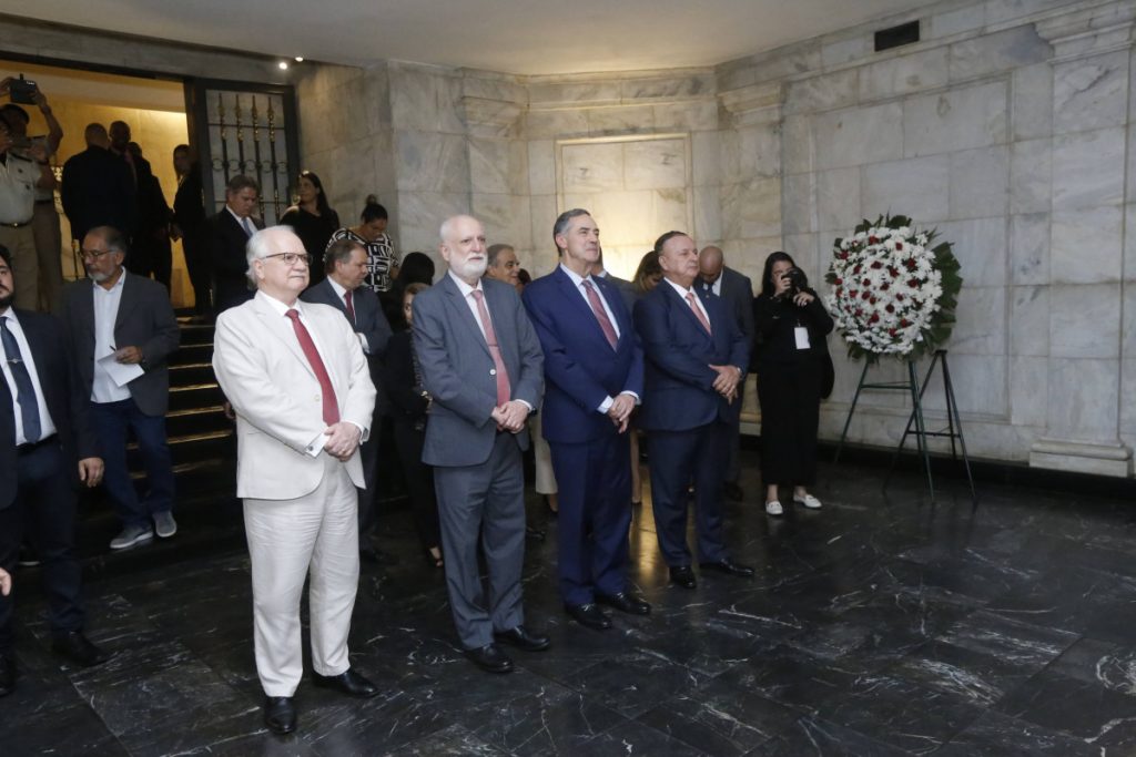 TJBA recebe Presidente e Vice-Presidente do STF para visita à cripta de Ruy Barbosa   