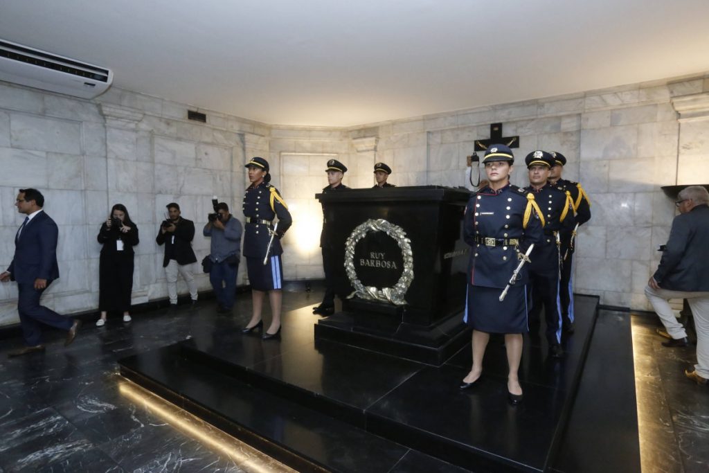 TJBA recebe Presidente e Vice-Presidente do STF para visita à cripta de Ruy Barbosa   