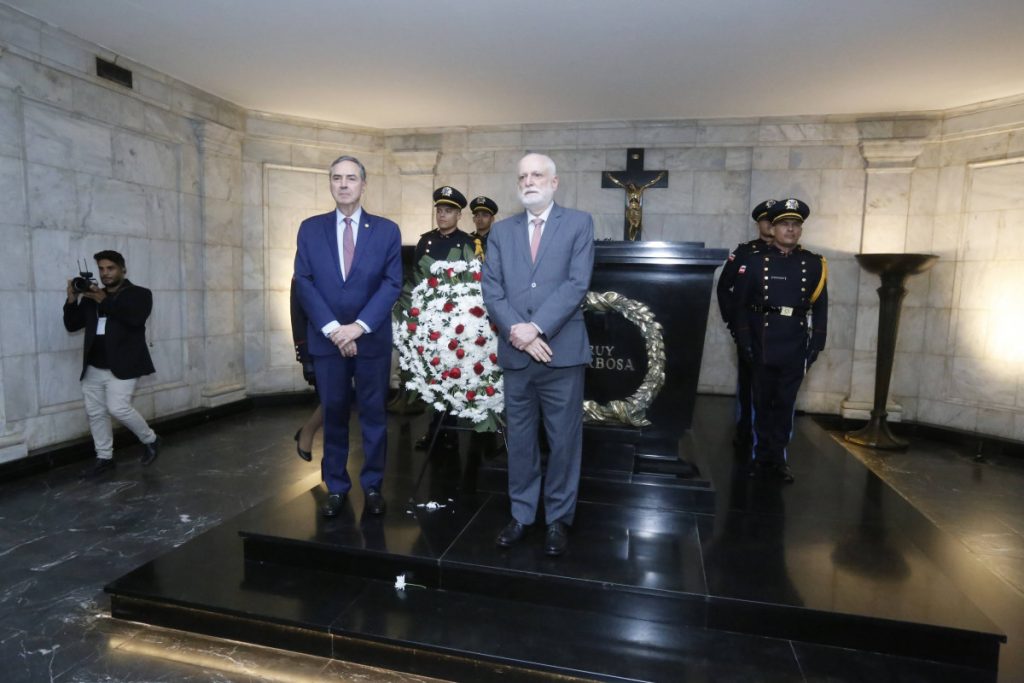 TJBA recebe Presidente e Vice-Presidente do STF para visita à cripta de Ruy Barbosa   