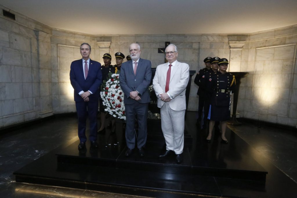TJBA recebe Presidente e Vice-Presidente do STF para visita à cripta de Ruy Barbosa   