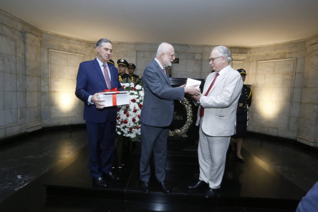 TJBA recebe Presidente e Vice-Presidente do STF para visita à cripta de Ruy Barbosa   