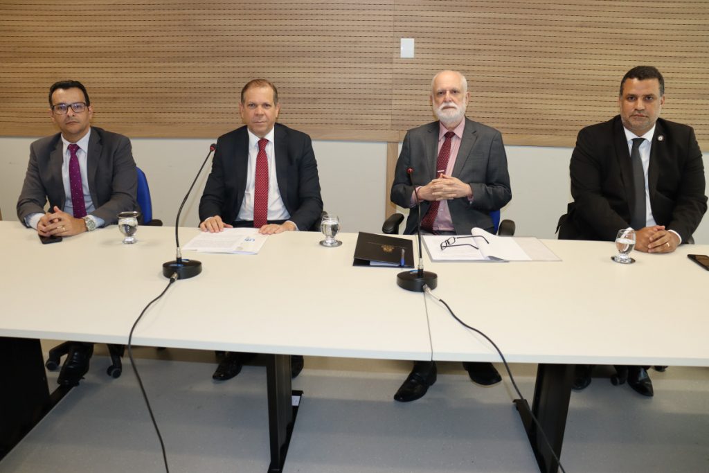 Presidente do TJBA entrega Código de Ética aos Juízes Substitutos do 4º Curso de Formação Inicial