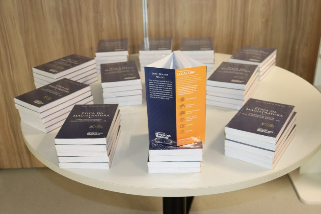 Presidente do TJBA entrega Código de Ética aos Juízes Substitutos do 4º Curso de Formação Inicial