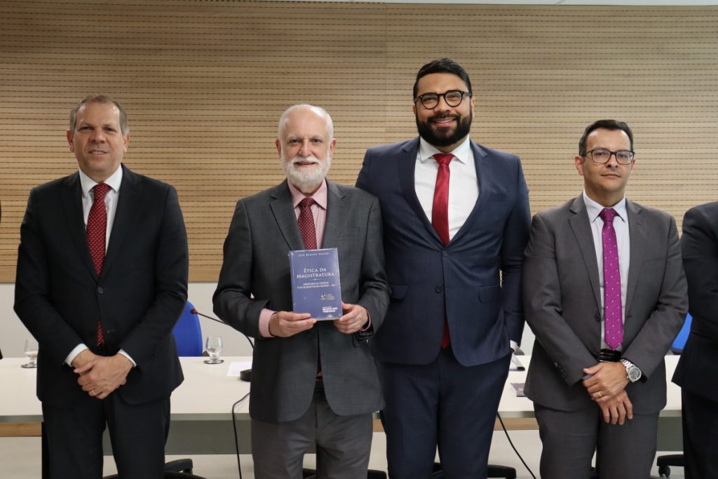 Presidente do TJBA entrega Código de Ética aos Juízes Substitutos do 4º Curso de Formação Inicial