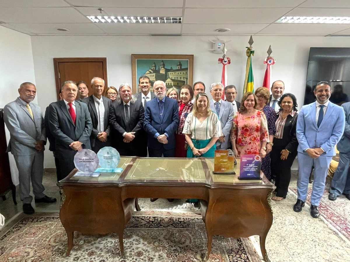 Juízes Cláudio Cesare e Antônio Agle Filho tomam posse como Desembargadores do TJBA    