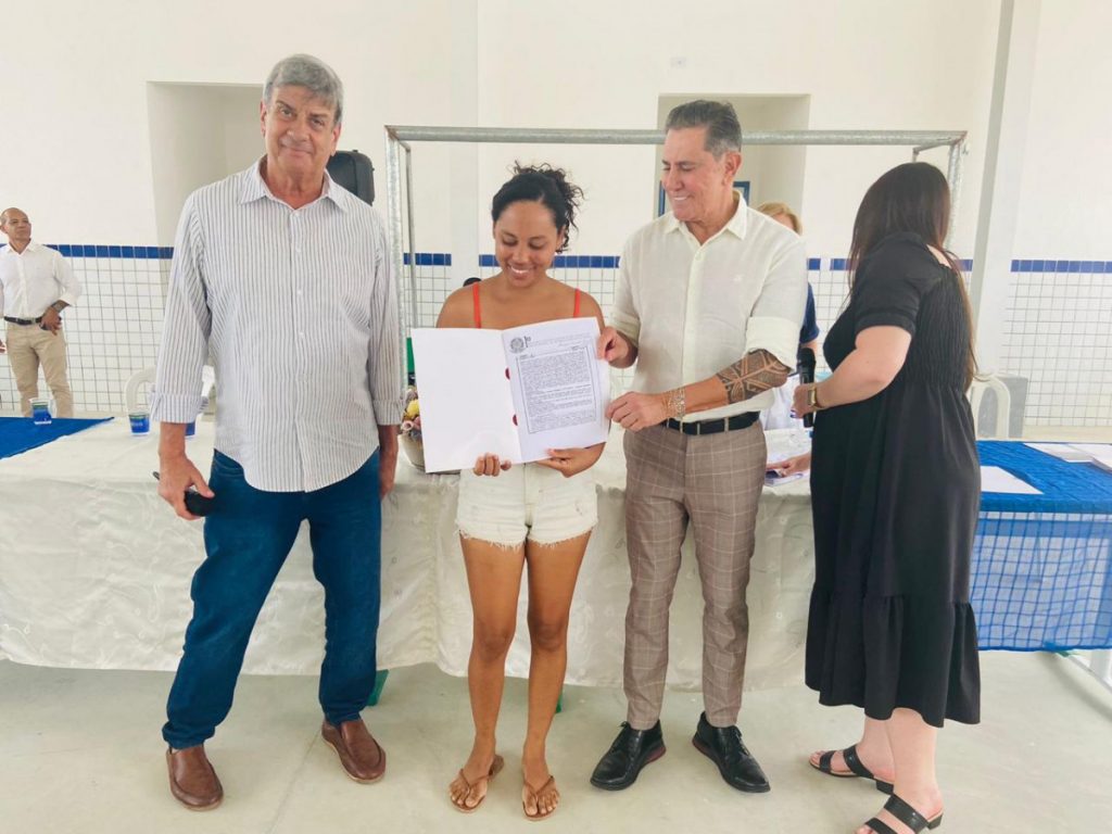 Corregedoria Geral do TJBA entrega mais de 100 títulos de Regularização Fundiária em Feira de Santana; sorrisos e aplausos marcam o momento   
