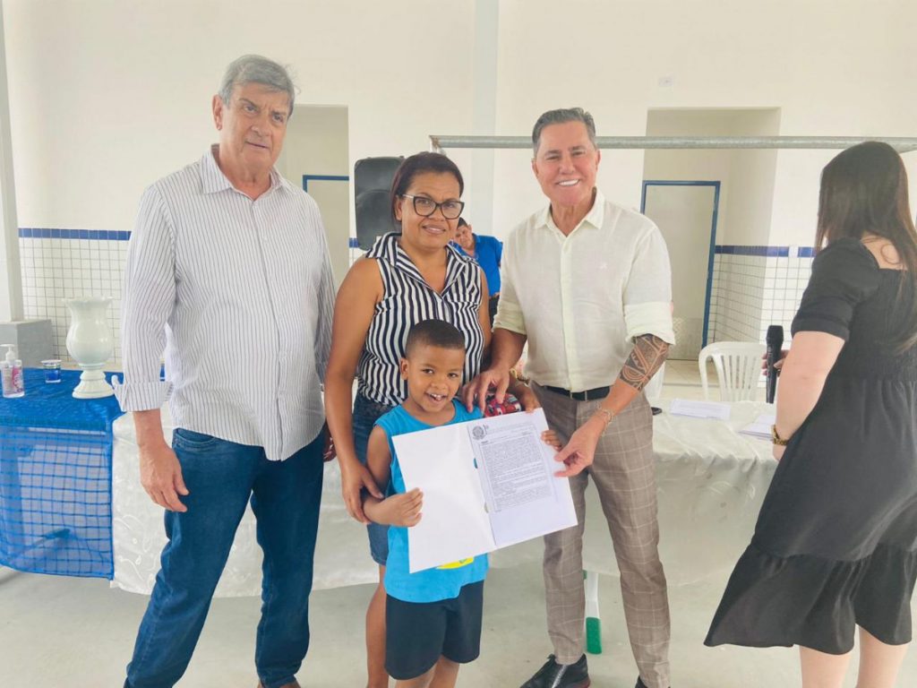 Corregedoria Geral do TJBA entrega mais de 100 títulos de Regularização Fundiária em Feira de Santana; sorrisos e aplausos marcam o momento   