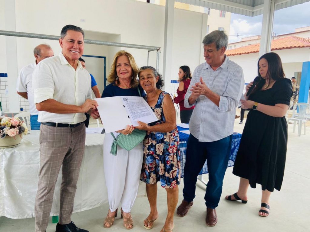 Corregedoria Geral do TJBA entrega mais de 100 títulos de Regularização Fundiária em Feira de Santana; sorrisos e aplausos marcam o momento   
