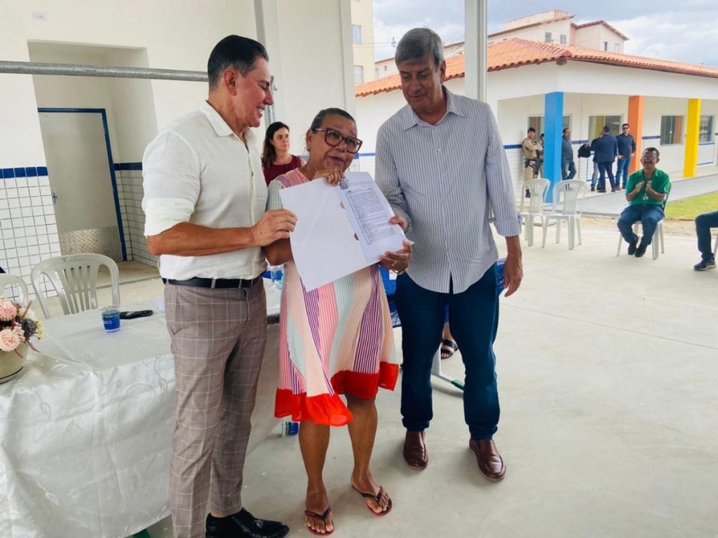 Corregedoria Geral do TJBA entrega mais de 100 títulos de Regularização Fundiária em Feira de Santana; sorrisos e aplausos marcam o momento   