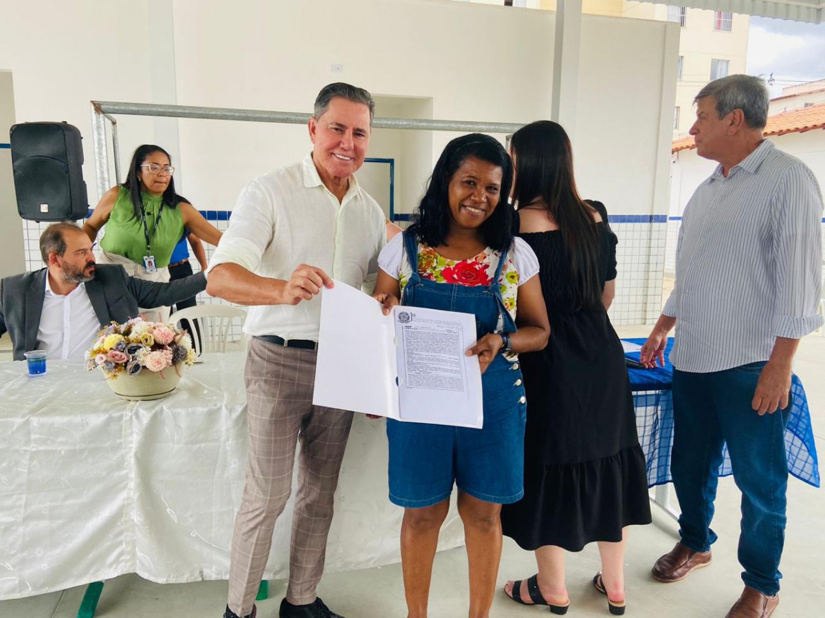 Corregedoria Geral do TJBA entrega mais de 100 títulos de Regularização Fundiária em Feira de Santana; sorrisos e aplausos marcam o momento   