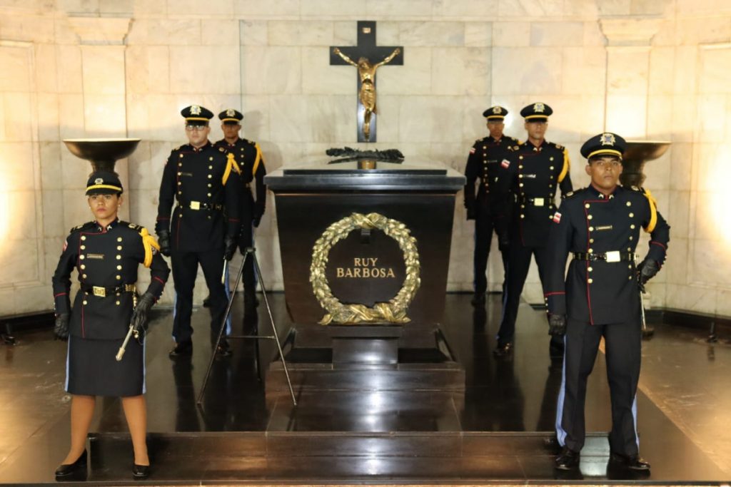 Presidente do TJBA visita cripta de Ruy Barbosa junto ao Comandante-Geral da PMBA e a 12 Oficiais do Colegiado de Coronéis   