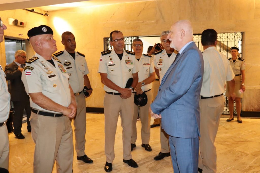 Presidente do TJBA visita cripta de Ruy Barbosa junto ao Comandante-Geral da PMBA e a 12 Oficiais do Colegiado de Coronéis   