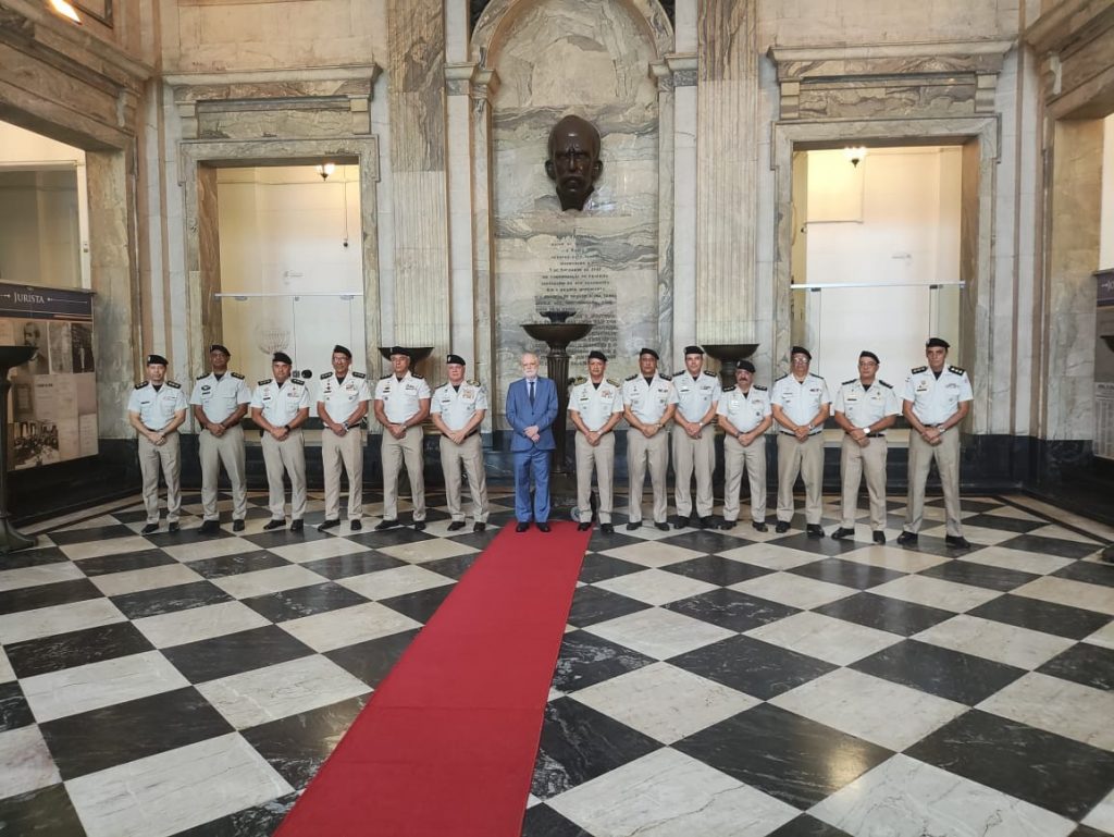 Presidente do TJBA visita cripta de Ruy Barbosa junto ao Comandante-Geral da PMBA e a 12 Oficiais do Colegiado de Coronéis   