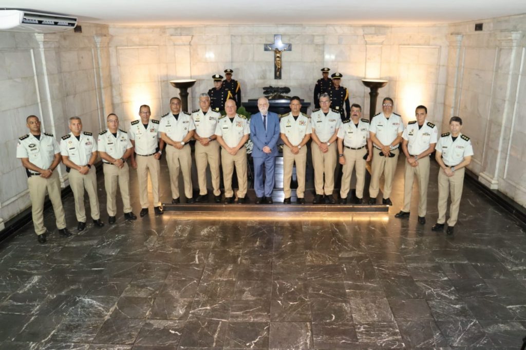 Presidente do TJBA visita cripta de Ruy Barbosa junto ao Comandante-Geral da PMBA e a 12 Oficiais do Colegiado de Coronéis   