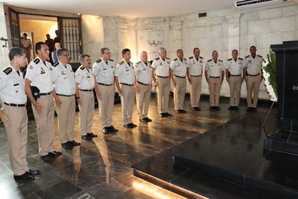 Presidente do TJBA visita cripta de Ruy Barbosa junto ao Comandante-Geral da PMBA e a 12 Oficiais do Colegiado de Coronéis   