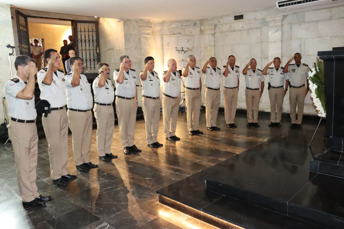 Presidente do TJBA visita cripta de Ruy Barbosa junto ao Comandante-Geral da PMBA e a 12 Oficiais do Colegiado de Coronéis   