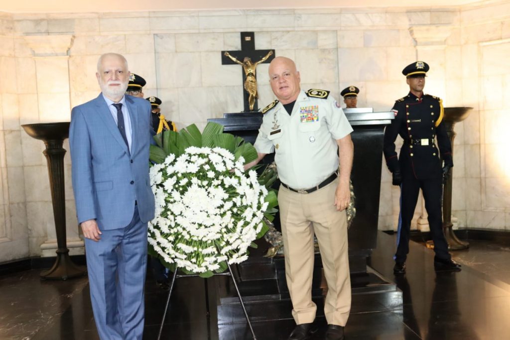 Presidente do TJBA visita cripta de Ruy Barbosa junto ao Comandante-Geral da PMBA e a 12 Oficiais do Colegiado de Coronéis   