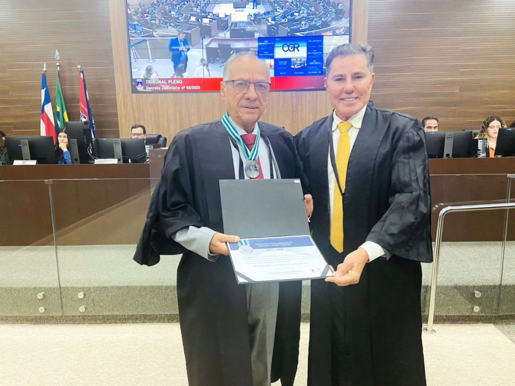 Corregedor-Geral do TJBA condecora com a medalha Adolfo Leitão dois Desembargadores; homenagem ocorreu durante sessão do Tribunal Pleno   