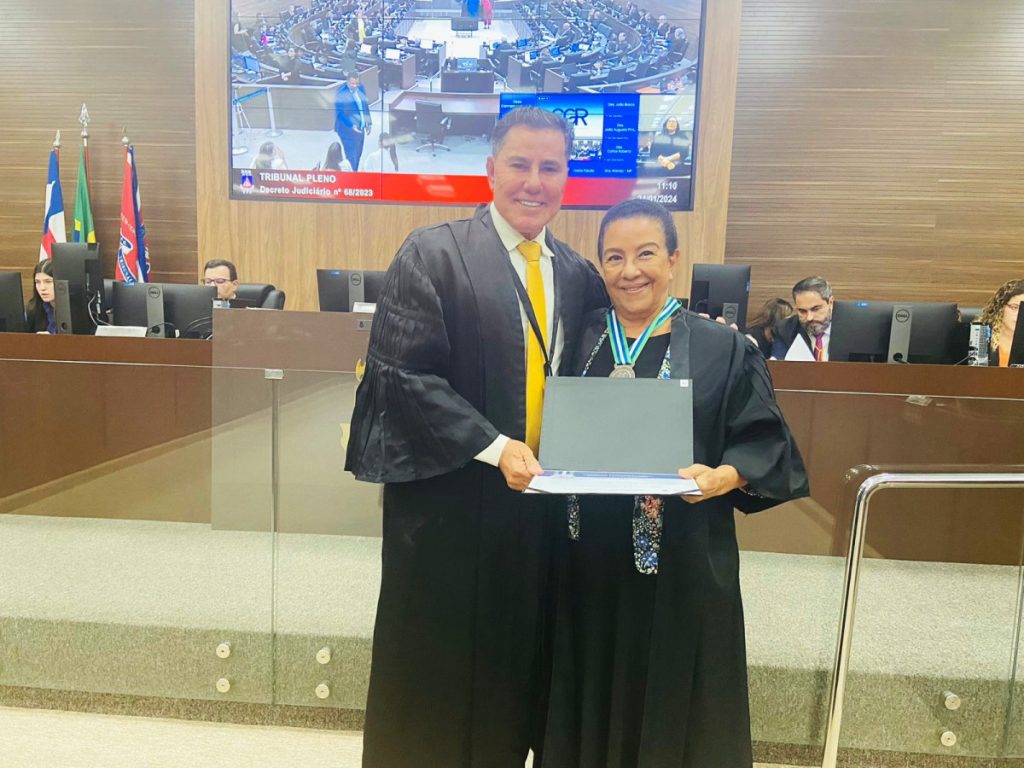 Corregedor-Geral do TJBA condecora com a medalha Adolfo Leitão dois Desembargadores; homenagem ocorreu durante sessão do Tribunal Pleno   