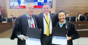 Corregedor-Geral do TJBA condecora com a medalha Adolfo Leitão dois Desembargadores; homenagem ocorreu durante sessão do Tribunal Pleno   
