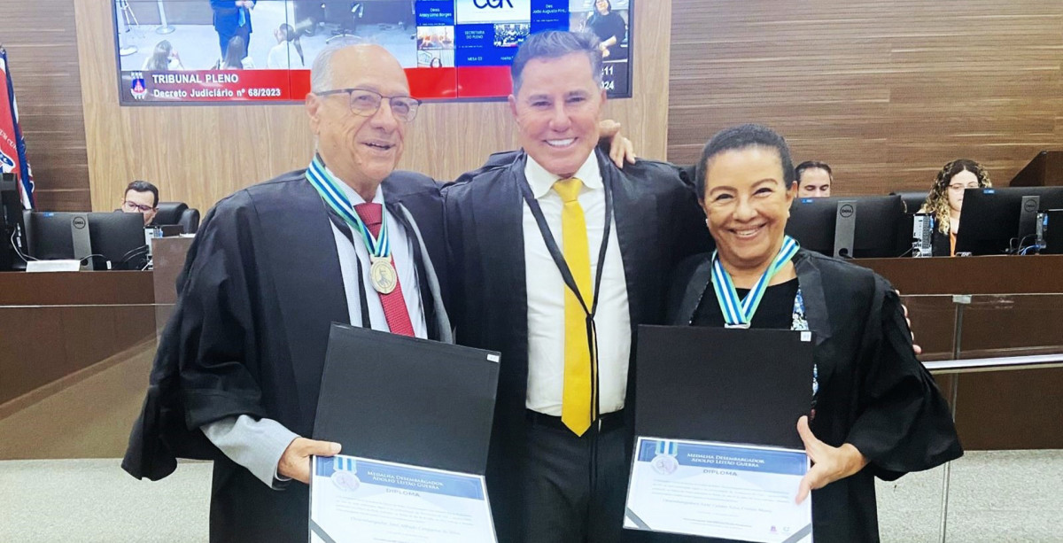 Corregedor-Geral do TJBA condecora com a medalha Adolfo Leitão dois Desembargadores; homenagem ocorreu durante sessão do Tribunal Pleno   