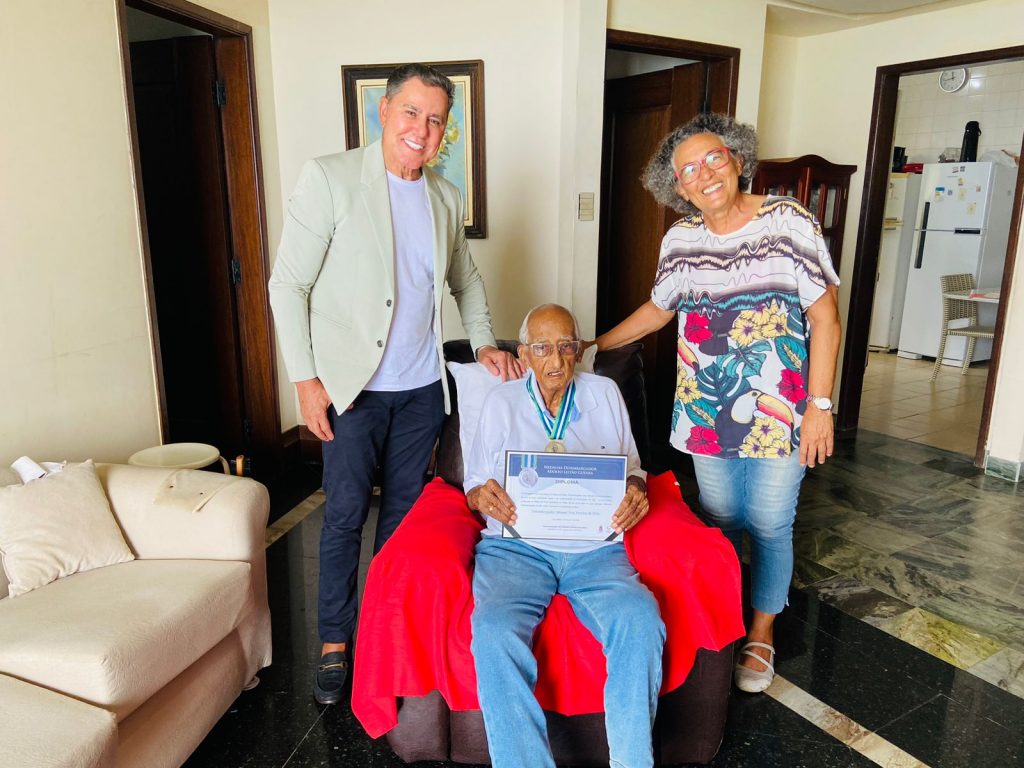 Corregedor-Geral do TJBA condecora dois desembargadores aposentados com a Medalha Adolfo Leitão Guerra   