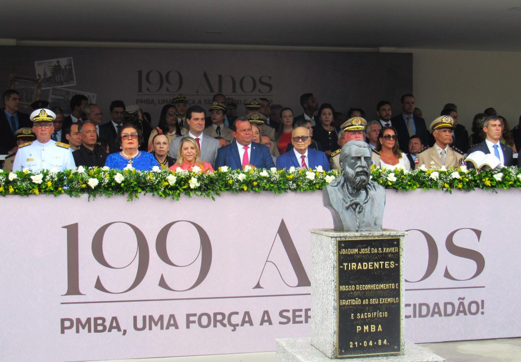 Presidente do TJBA recebe medalha na Cerimônia de comemoração dos 199 anos da Polícia Militar da Bahia