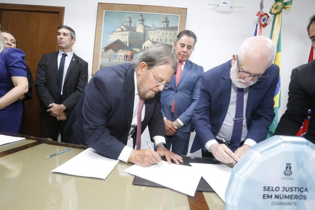 TJBA estabelece parcerias com três Associações para avançar na regularização registral de escolas e delegacias na Bahia   