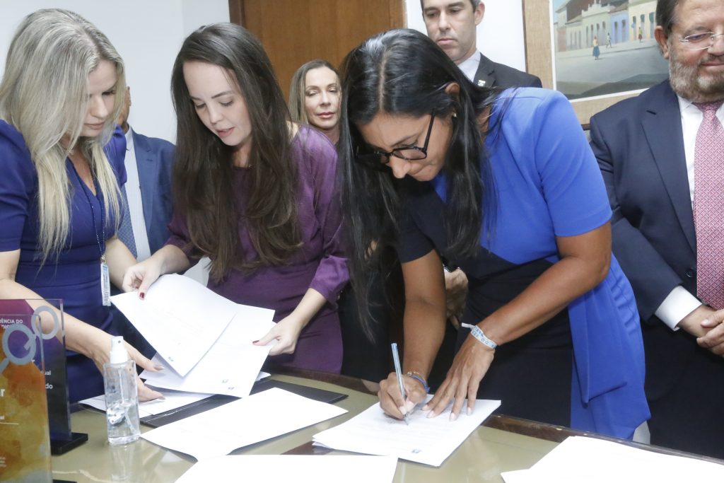 TJBA estabelece parcerias com três Associações para avançar na regularização registral de escolas e delegacias na Bahia   