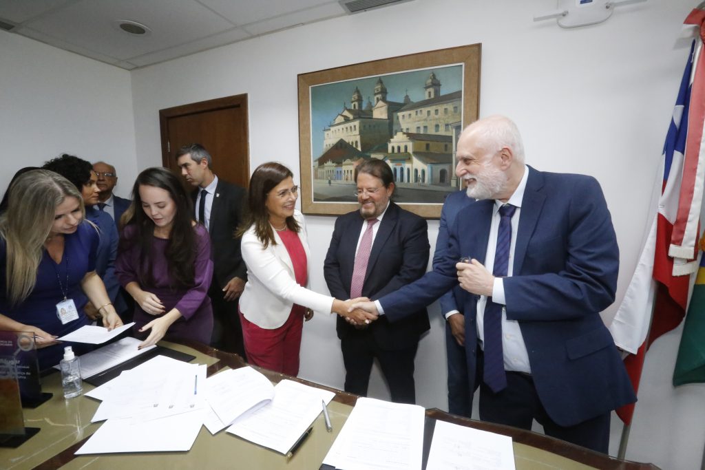 TJBA estabelece parcerias com três Associações para avançar na regularização registral de escolas e delegacias na Bahia   