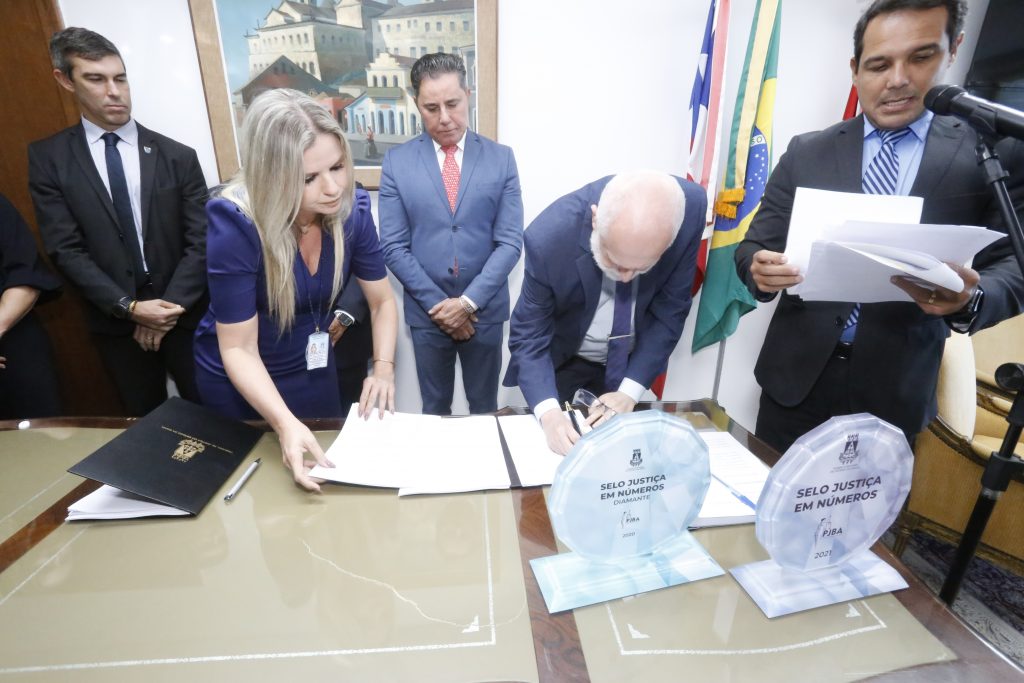TJBA estabelece parcerias com três Associações para avançar na regularização registral de escolas e delegacias na Bahia   