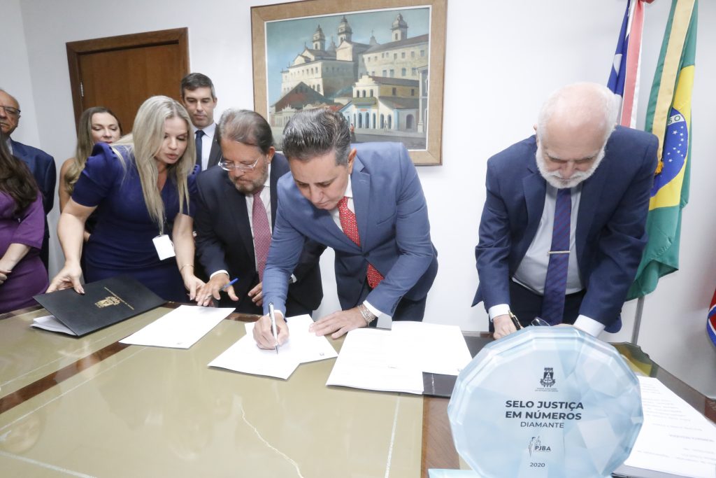 TJBA estabelece parcerias com três Associações para avançar na regularização registral de escolas e delegacias na Bahia   