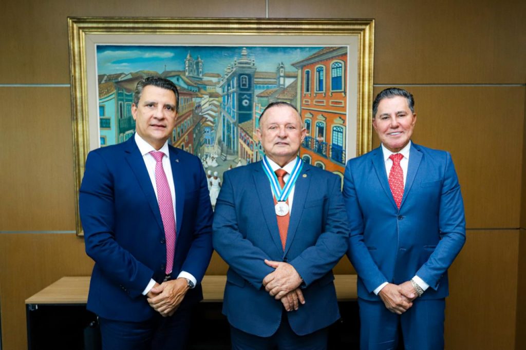 TJBA entrega Medalha Adolfo Leitão Guerra para Prefeita de Vitória da Conquista
