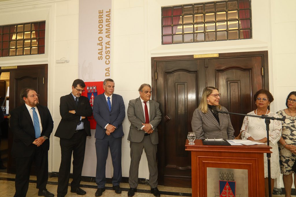 Presidente Cynthia Maria Pina Resende descerra placa em homenagem aos 415 anos do TJBA e ao Bicentenário da Independência da Bahia   