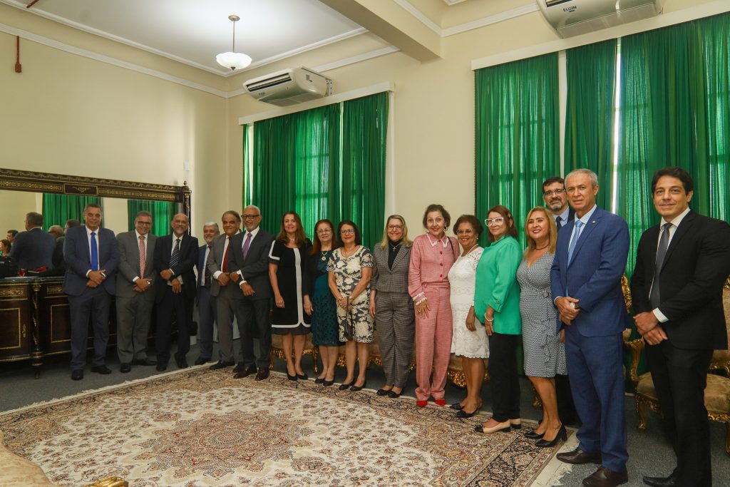 Presidente Cynthia Maria Pina Resende descerra placa em homenagem aos 415 anos do TJBA e ao Bicentenário da Independência da Bahia   