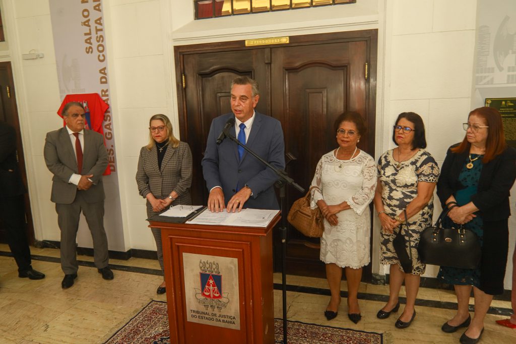 Presidente Cynthia Maria Pina Resende descerra placa em homenagem aos 415 anos do TJBA e ao Bicentenário da Independência da Bahia   