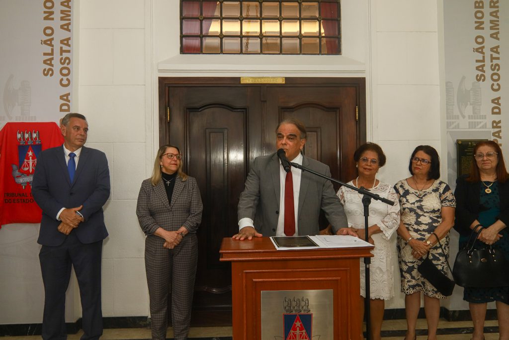 Presidente Cynthia Maria Pina Resende descerra placa em homenagem aos 415 anos do TJBA e ao Bicentenário da Independência da Bahia   
