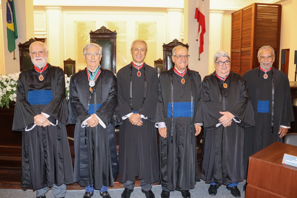 Desembargadores do TJBA são homenageados com a Medalha do Mérito Judiciário  