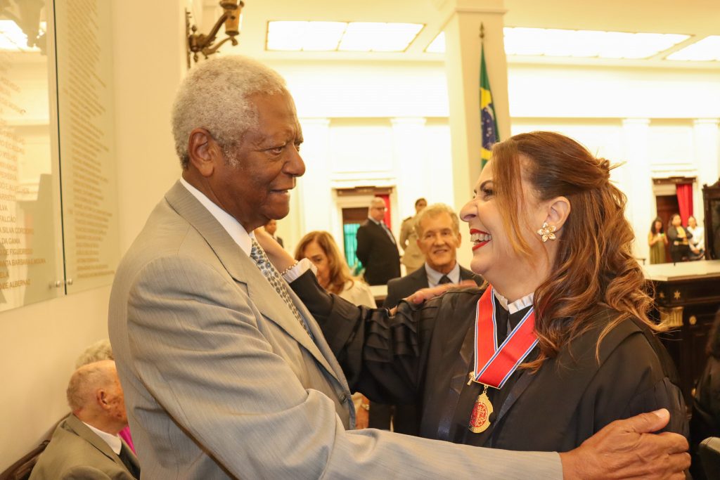 Desembargadores do TJBA são homenageados com a Medalha do Mérito Judiciário  