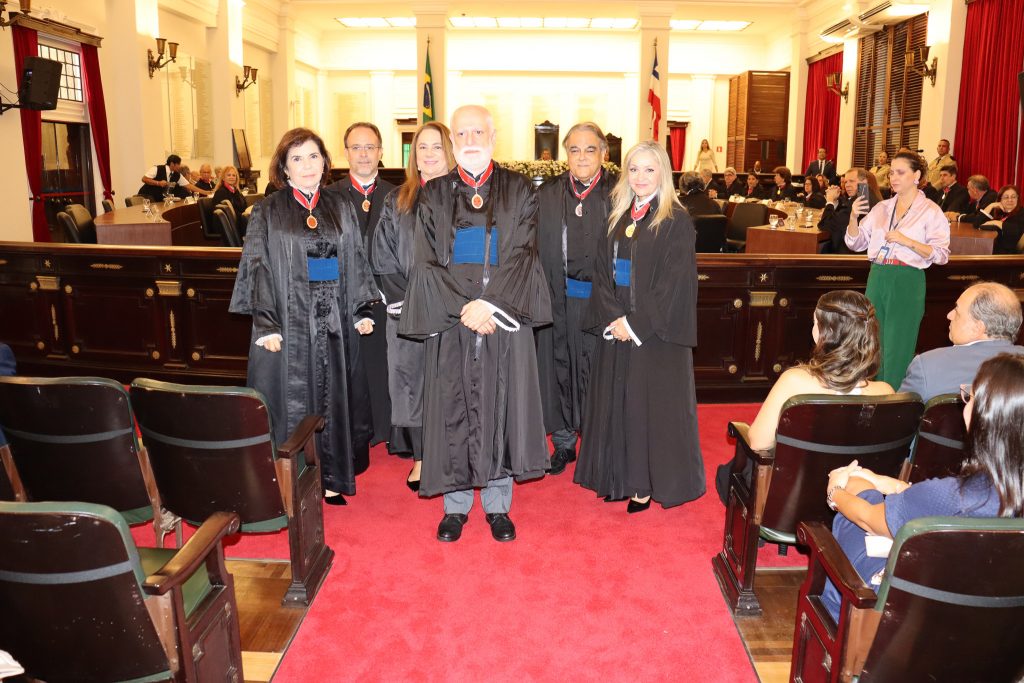 Desembargadores do TJBA são homenageados com a Medalha do Mérito Judiciário  