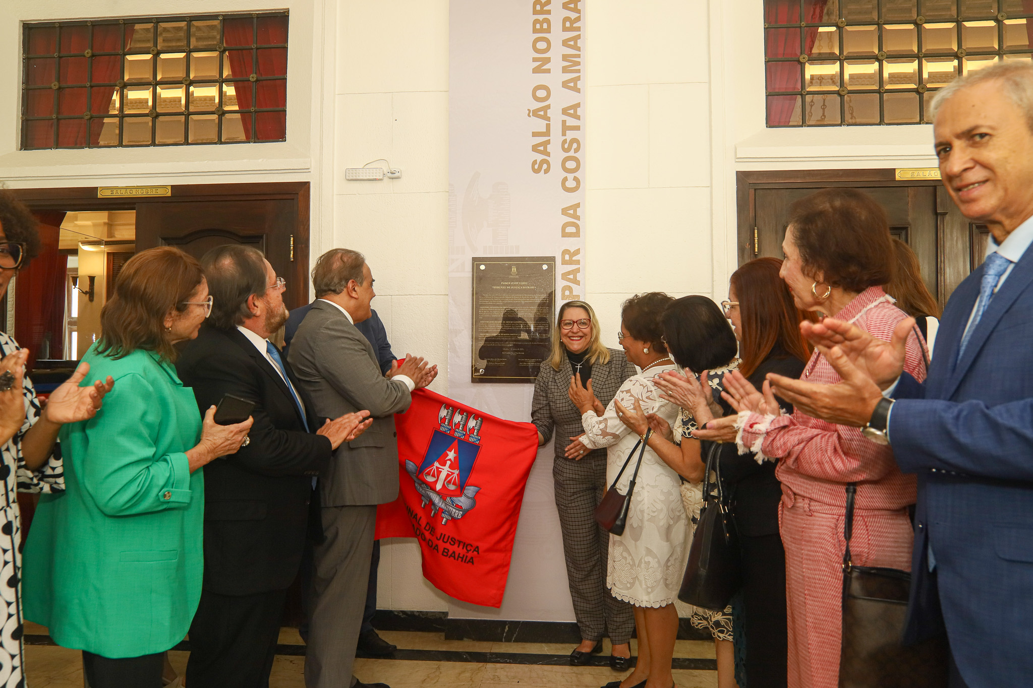 Presidente Cynthia Maria Pina Resende descerra placa em homenagem aos 415 anos do TJBA e ao Bicentenário da Independência da Bahia   